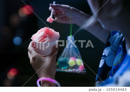 夜のお祭りのイメージ　浴衣の女性とかき氷と夏祭り 105014483