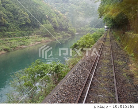 錦川鉄道 車窓から清流を望む 105015368