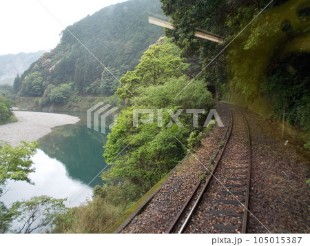 錦川鉄道 車窓から清流を望む 錦川鉄道 車窓から清流を望む 105015387