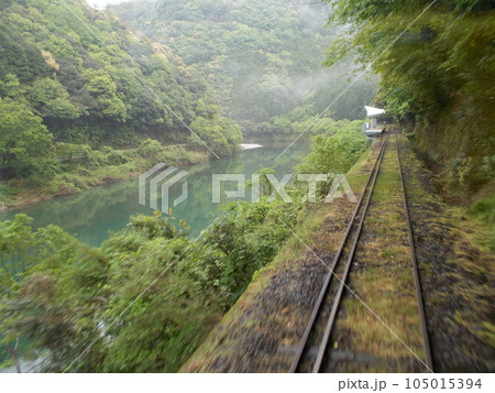 錦川鉄道 車窓から清流みはらし駅を望む 錦川鉄道 車窓から清流みはらし駅を望む 105015394