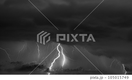 多発する夜の落雷と黒雲　モノクロ 105015749