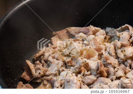 フライパンで豚肉を焼く フライパンで豚肉を焼く 105016067