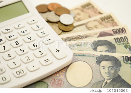 お金と電卓、お札、硬貨、計算機、一万円 105016068
