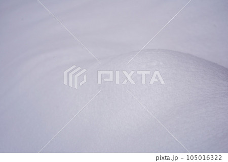雪の上に残る白い雪 105016322