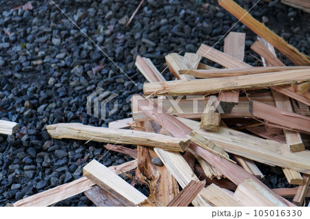 キャンプ用の木材 105016330