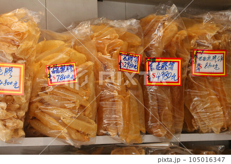 香港・徳輔道西の高級乾物店で売られる高級食材魚の浮き袋(魚膠、魚胆と呼ばれ)。高級中華には欠かせない 香港・徳輔道西の高級乾物店で売られる高級食材魚の浮き袋(魚膠、魚胆と呼ばれ)。高級中華には欠かせない 105016347