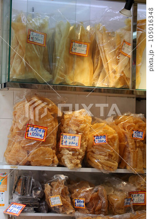 香港・徳輔道西の高級乾物店で売られる高級食材魚の浮き袋(魚膠、魚胆と呼ばれ)。高級中華には欠かせない 香港・徳輔道西の高級乾物店で売られる高級食材魚の浮き袋(魚膠、魚胆と呼ばれ)。高級中華には欠かせない 105016348