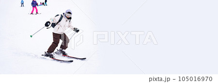 スキー場 で スキー を楽しむ 女性 スキーヤー 【 ウインター スポーツ の イメージ 】 スキー場 で スキー を楽しむ 女性 スキーヤー 【 ウインター スポーツ の イメージ 】 105016970