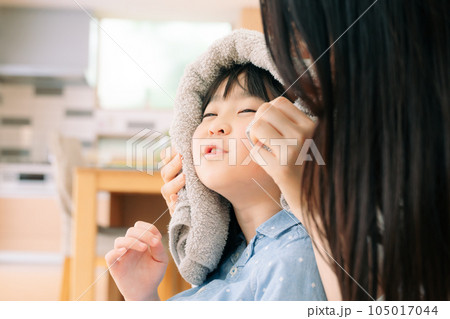 子供の髪の毛をタオルで拭く母親 105017044