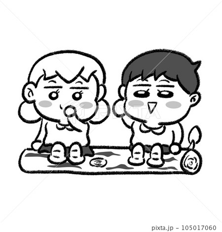 木の丸太に座る園児たち モノクロ 105017060