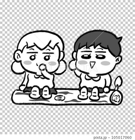 木の丸太に座る園児たち モノクロ 105017060