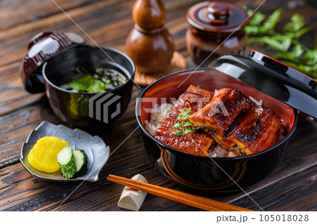 鰻重 うな丼 うなぎ丼 土用の丑の日にうな重を食べる（お吸い物とお漬物を添えて）スタミナ満点のうなぎ 105018028