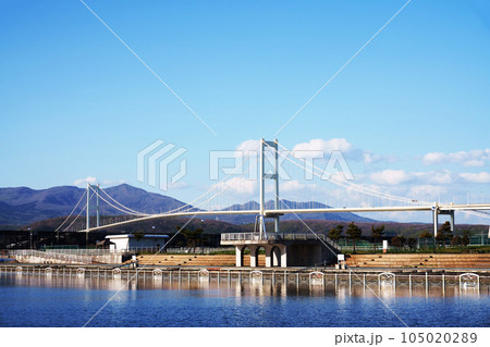 室蘭港にかかる白鳥大橋　北海道 105020289