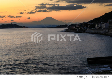 富士山と湘南海岸のイメージ　夕景の七里ガ浜海岸と富士山 105020367