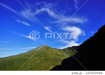 七五三掛からの鳥海山新山と龍の雲形 105020489