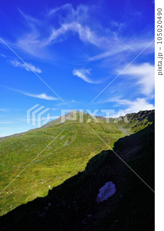 七五三掛からの鳥海山新山と龍の雲形 105020490