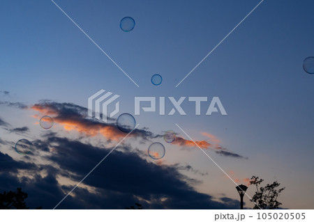 夕空に漂うしゃぼん玉 夕空に漂うしゃぼん玉 105020505
