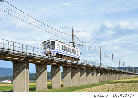 水田地帯の高架橋を走る北越急行 HK100形 水田地帯の高架橋を走る北越急行 HK100形 105020777