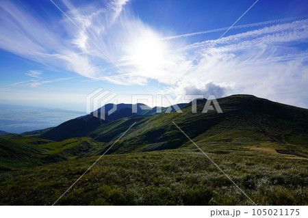 鳥海山笙ヶ岳上空にかかる筋雲と太陽 鳥海山笙ヶ岳上空にかかる筋雲と太陽 105021175