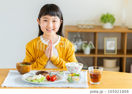 ハンバーグを食べる小学生の女の子 105021808