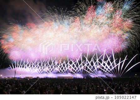 【秋田県】大曲の花火。日本一の花火大会のエンディング花火。 【秋田県】大曲の花火。日本一の花火大会のエンディング花火。 105022147