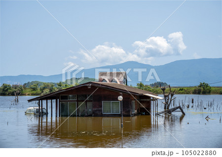 日本の岡山県瀬戸内市の水没したペンション村 105022880