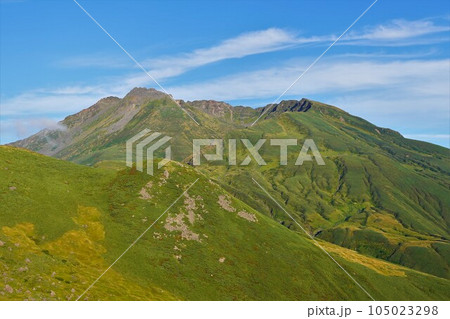 御浜小屋からの鳥海山の新山 105023298