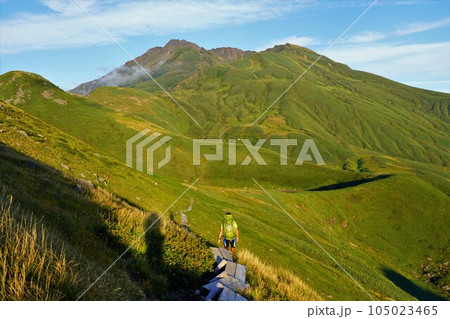 鳥海湖への登山道を歩く登山者と鳥海山 鳥海湖への登山道を歩く登山者と鳥海山 105023465