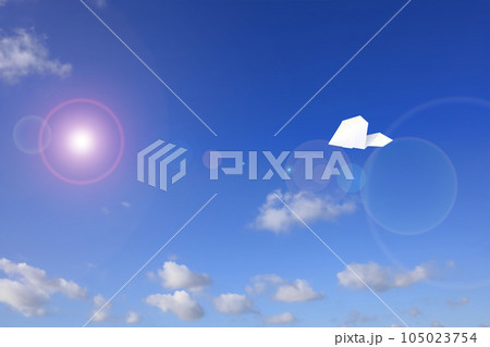 大空を飛ぶ紙飛行機 105023754