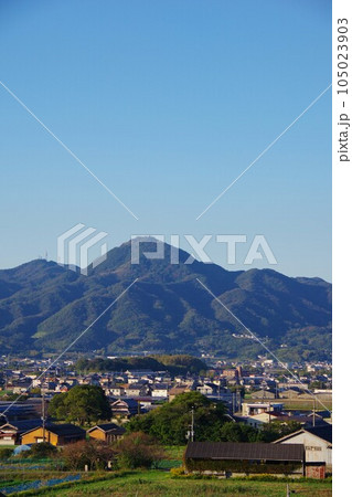 兵庫県淡路島 オニオンロードから先山方面を望む 兵庫県淡路島 オニオンロードから先山方面を望む 105023903