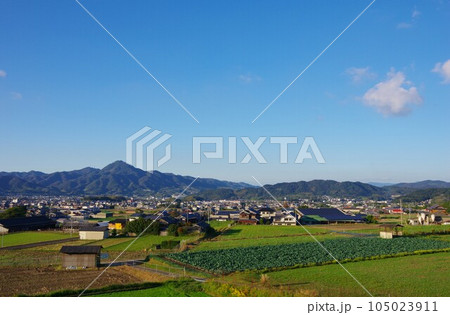 兵庫県淡路島 オニオンロードから先山方面を望む 兵庫県淡路島 オニオンロードから先山方面を望む 105023911
