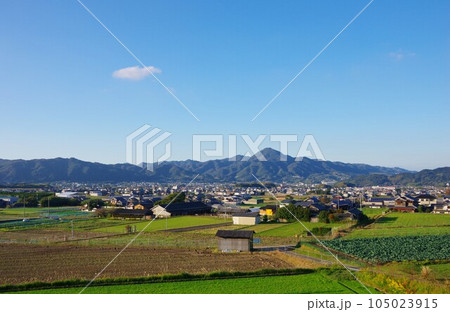 兵庫県淡路島　オニオンロードから先山方面を望む 105023915