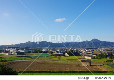兵庫県淡路島　オニオンロードから先山方面を望む 105023919