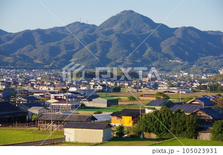 兵庫県淡路島　オニオンロードから先山方面を望む 105023931