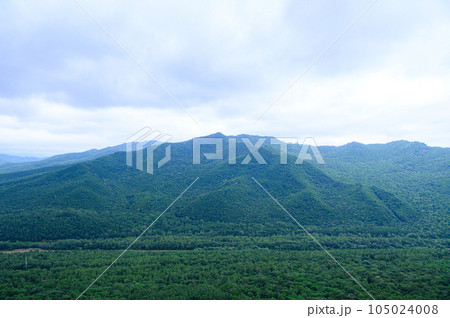 曇天の山の写真素材 [105024008] - PIXTA