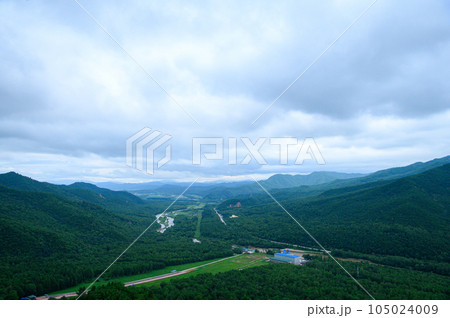 曇天の山の写真素材 [105024009] - PIXTA