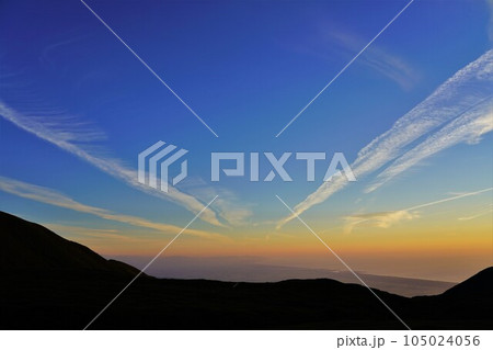 鳥海山千畳ヶ原からの夕焼け空と筋雲と日本海 鳥海山千畳ヶ原からの夕焼け空と筋雲と日本海 105024056