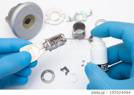 鍵の修理作業 105024064