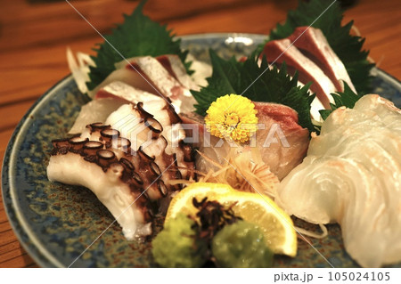 居酒屋の5種の刺身盛り ぶり、かんぱち、たい、たこ、ひらめ 居酒屋の5種の刺身盛り ぶり、かんぱち、たい、たこ、ひらめ 105024105
