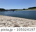 給水塔のある青い水面のダム 105024197