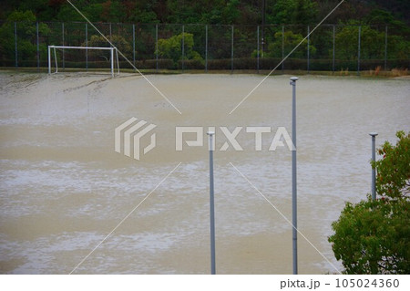 雨上がりのグラウンド 雨上がりのグラウンド 105024360