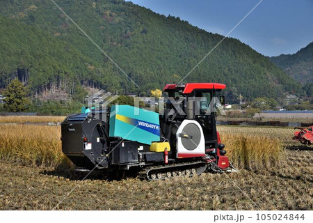 秋の収穫　飼料米の収穫　干し草ロール 105024844