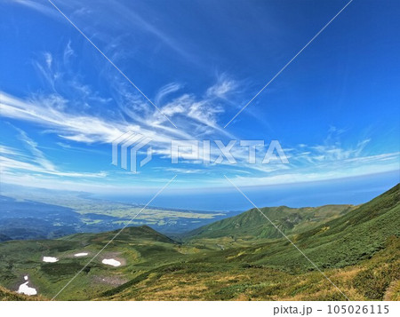 鳥海山薊坂からの笙ヶ岳の稜線と日本海 105026115