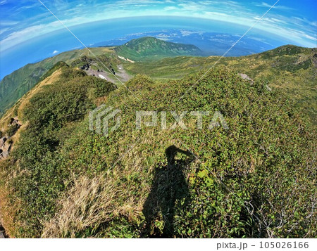鳥海山伏拝岳からの稲倉岳と日本海を眺める登山者の影 鳥海山伏拝岳からの稲倉岳と日本海を眺める登山者の影 105026166