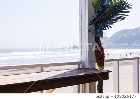 海の家から見た真夏の湘南、由比ヶ浜の海水浴場 105026177