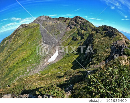 鳥海山外輪山稜線と新山 鳥海山外輪山稜線と新山 105026400