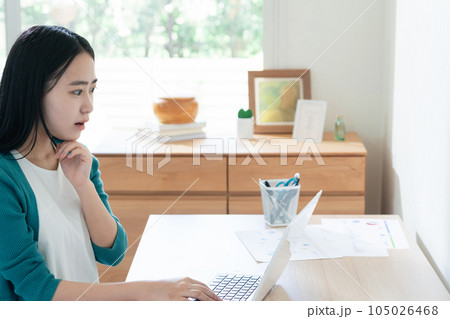 パソコン作業をする若い女性 パソコン作業をする若い女性 105026468