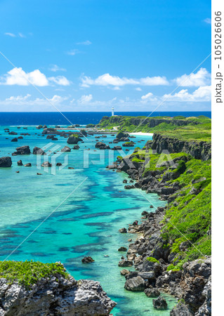 沖縄県宮古島　夏の東平安名崎 105026606