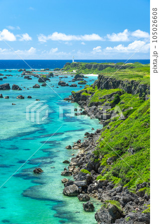 沖縄県宮古島　夏の東平安名崎 105026608