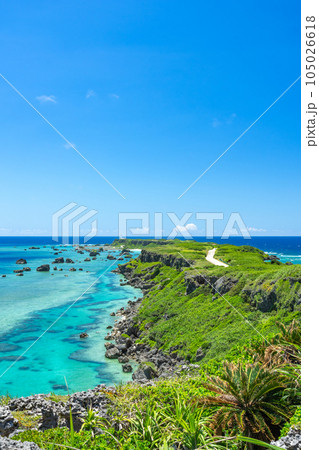 沖縄県宮古島　夏の東平安名崎 105026618